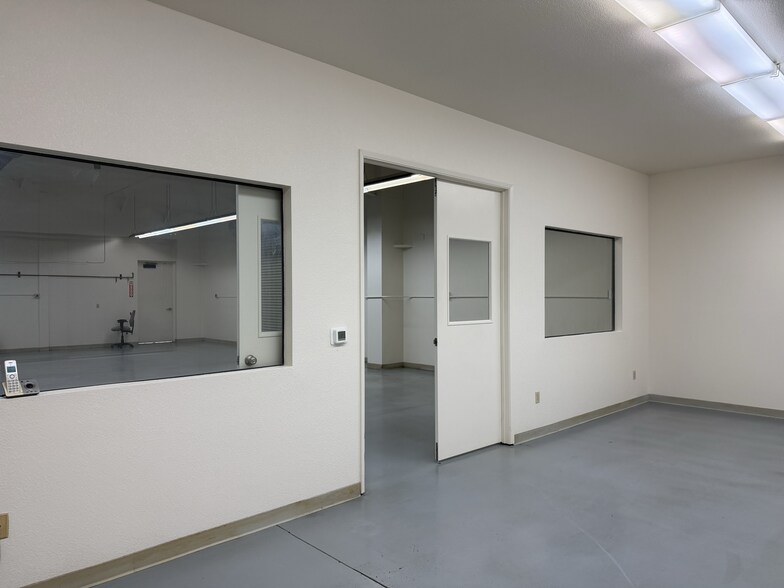 More Photos Of 552 Hi Tech Pky, Oakdale Warehouse For Lease