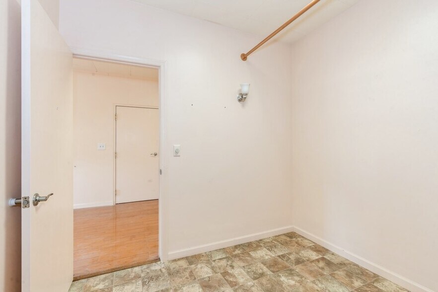 More Photos Of 1309-1313 Paterson Plank Rd, Secaucus Restaurant For Lease