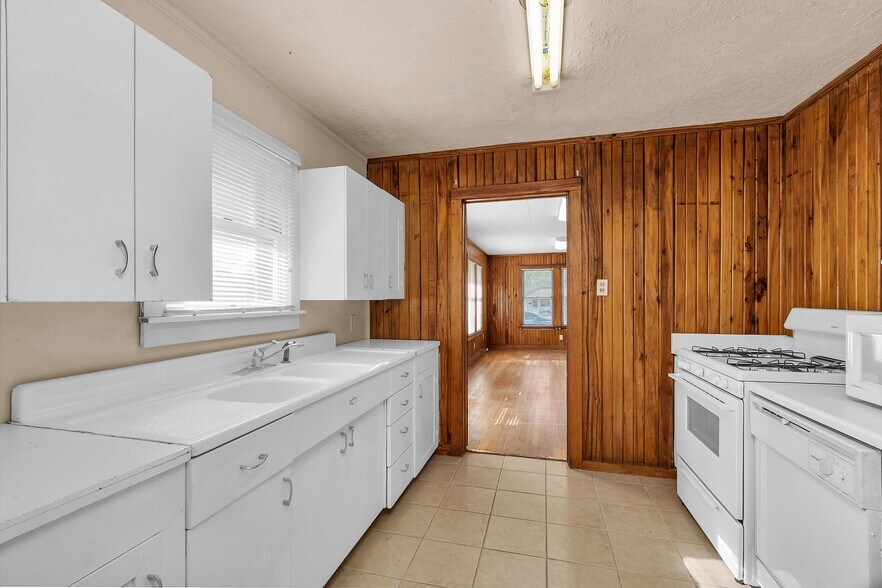 More Photos Of 207 W Montgomery St, Willis Office For Lease