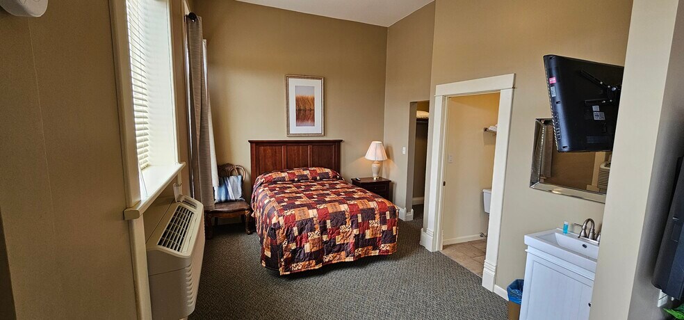 More Photos Of 102 Elkader St, Strawberry Point Hotel For Sale