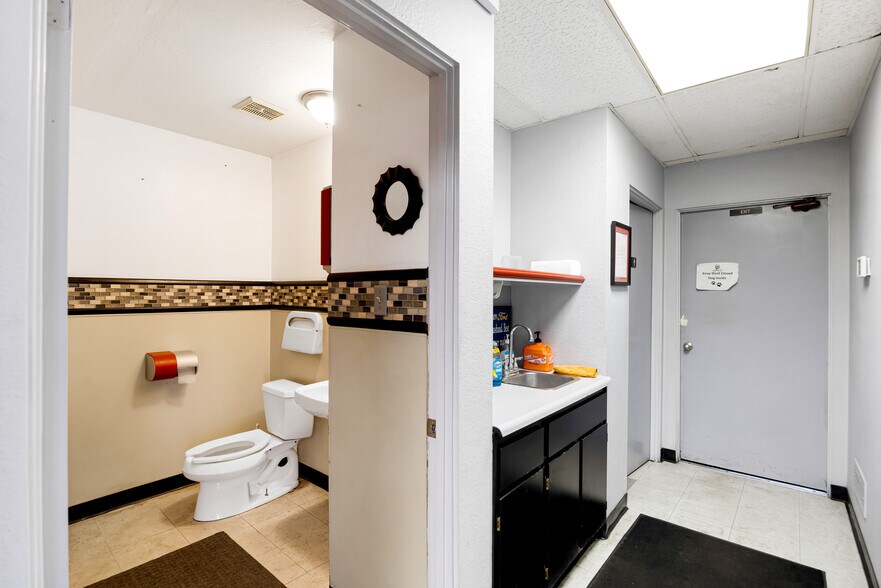 More Photos Of 1010-1016 W Barkley Ave, Orange Warehouse For Sale