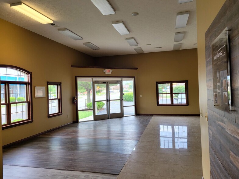 More Photos Of 869 W 2nd St, Xenia Showroom For Lease