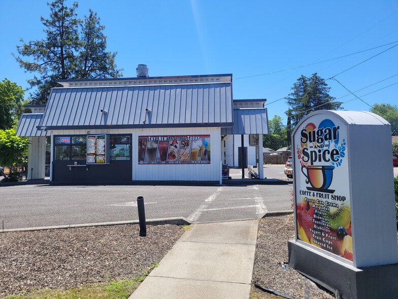 Primary Photo Of 1605 W Main St, Medford Fast Food For Sale