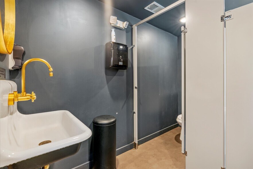 More Photos Of 415 S Thompson Ave, Excelsior Springs Bar For Sale