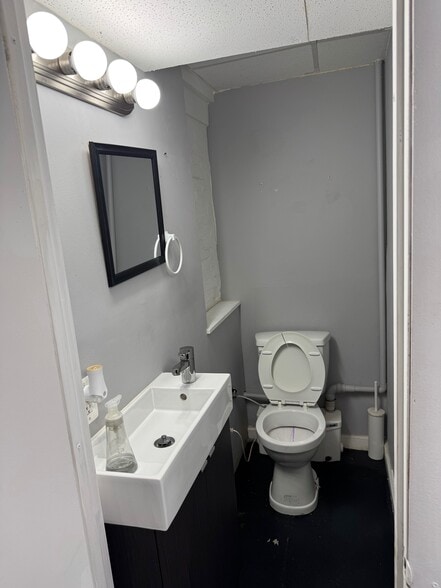 More Photos Of 1013 N Charles St, Baltimore Storefront Retail Office For Lease