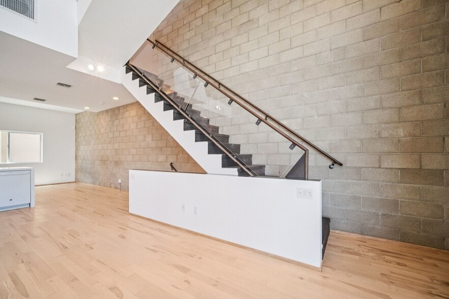 More Photos Of 717 N Highland Ave, Los Angeles Flex For Sale