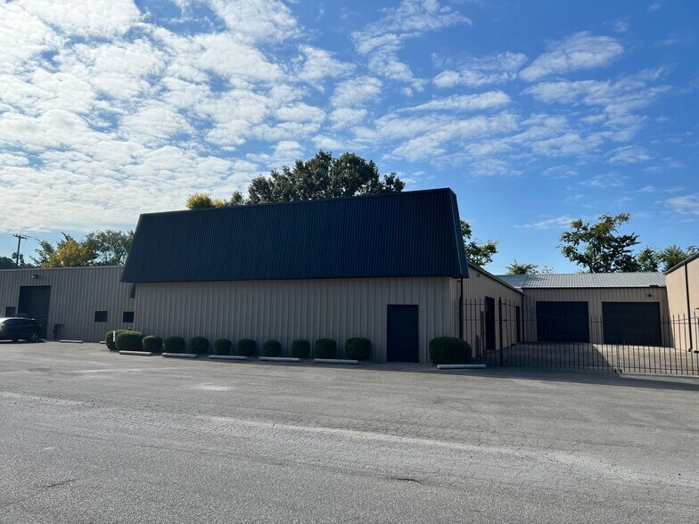 More Photos Of 1712 Brick Kiln Ln, Louisville Flex For Lease