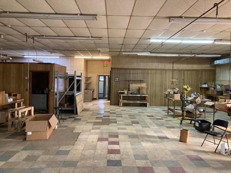 More Photos Of 429-431 Tower Ave, Superior Manufacturing For Sale