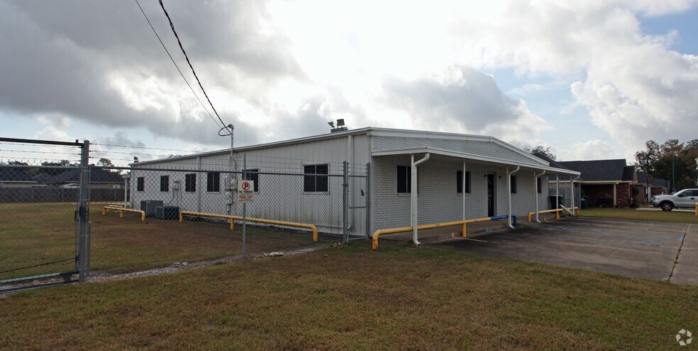 Primary Photo Of 822 Saadi St, Houma Industrial For Sale