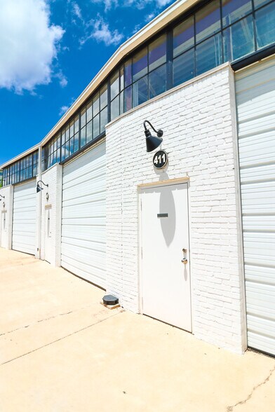 More Photos Of 6115 Denton Dr, Dallas Warehouse For Lease
