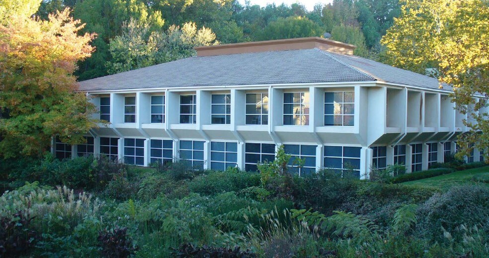 More Photos Of 4488 N Shallowford Rd, Dunwoody Office For Lease