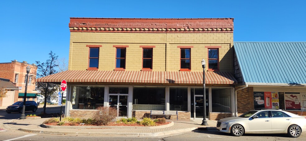 Primary Photo Of 101 S Main St, Leslie Storefront For Lease