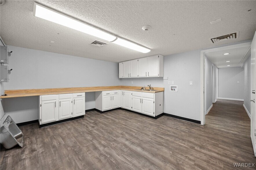 More Photos Of 1055 Empire Dr, Lake Havasu City Distribution For Lease