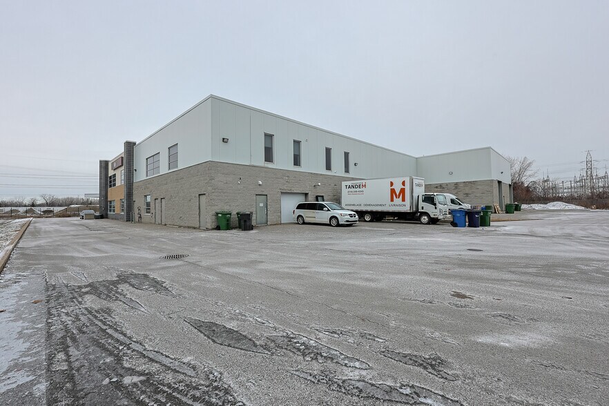 More Photos Of 9233-9245 Rue Thimens, Montréal Light Distribution For Lease