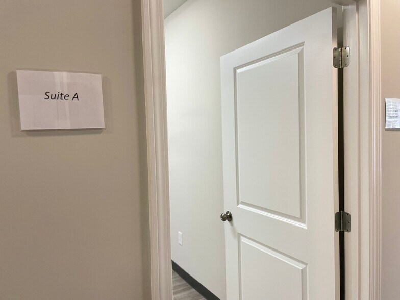 More Photos Of 247 River Park North Dr, Woodstock Medical For Sale