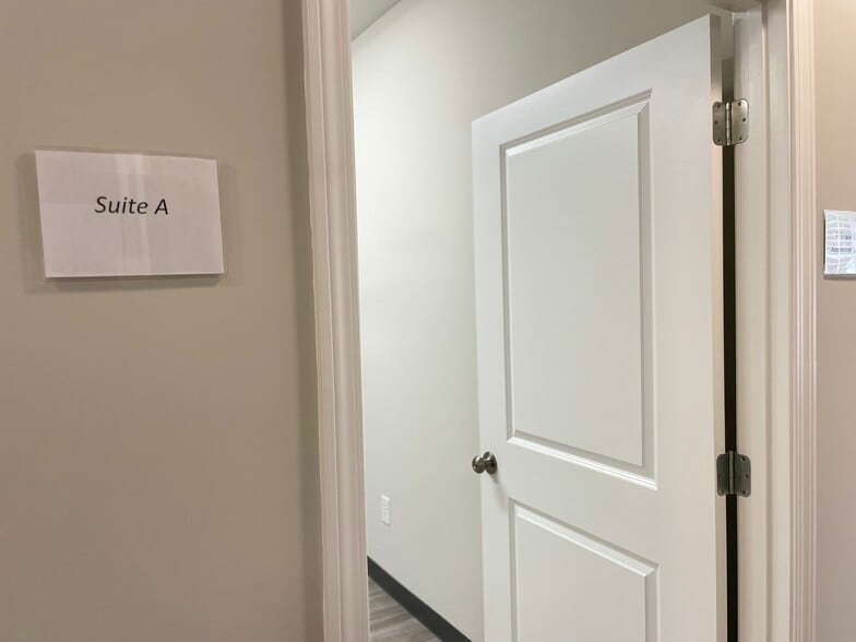 More Photos Of 247 River Park North Dr, Woodstock Medical For Sale