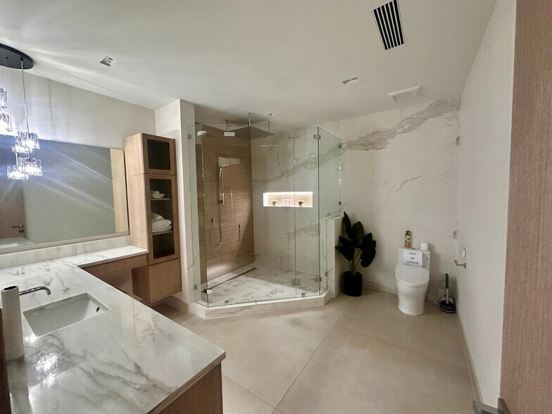 More Photos Of 5731 NE 14th Ave, Fort Lauderdale Warehouse For Lease