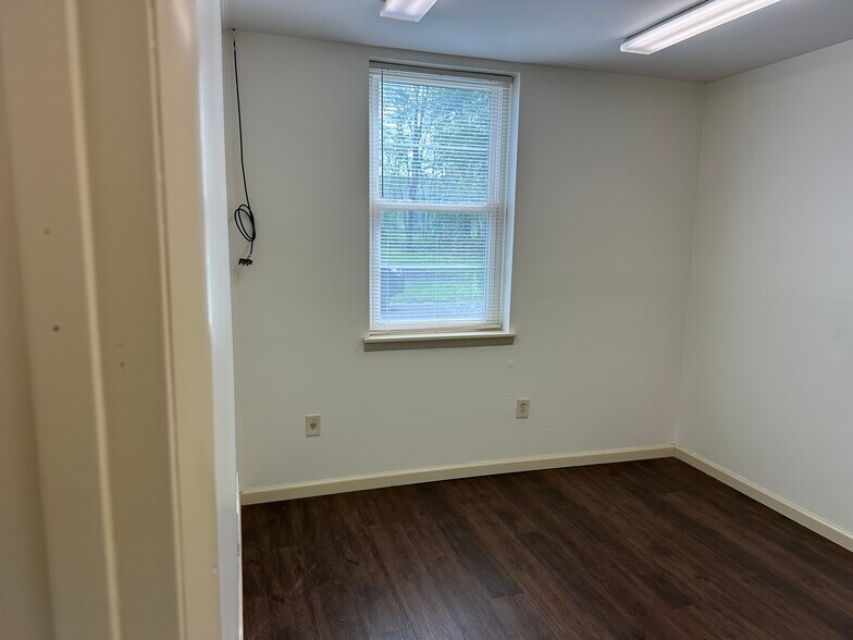 More Photos Of 1750 Costner Dr, Warrington Warehouse For Lease