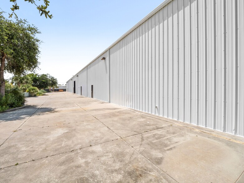 More Photos Of 716 Columbus Ave, Melbourne Manufacturing For Lease
