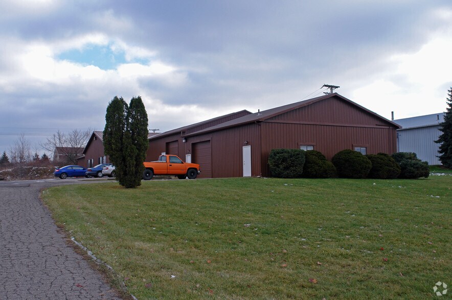 Primary Photo Of 1321-1325 Grand Oaks Dr, Howell Warehouse For Lease