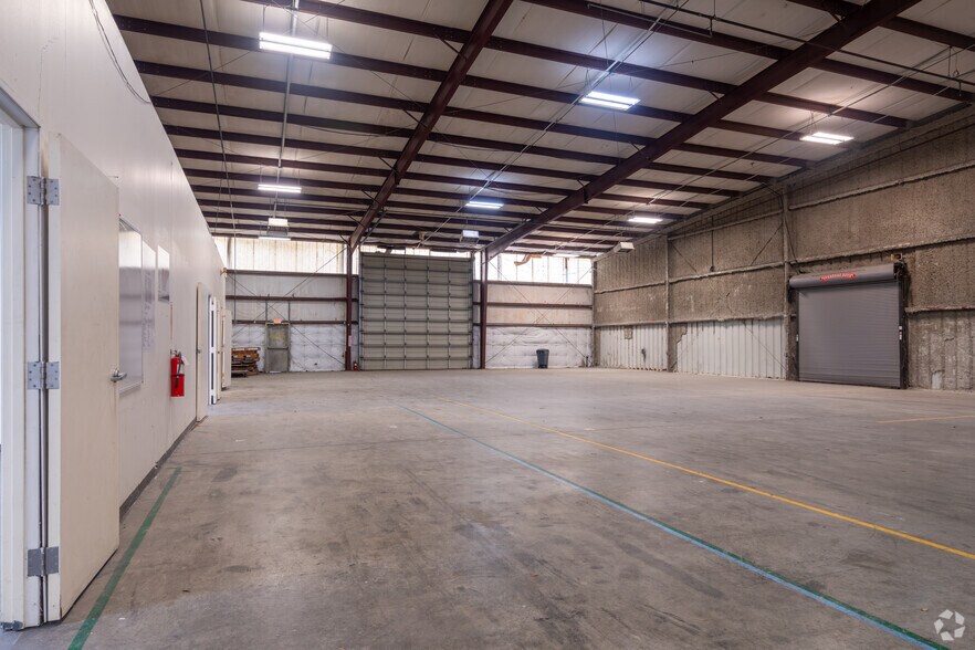 More Photos Of 6501 Goforth St, Houston Warehouse For Lease