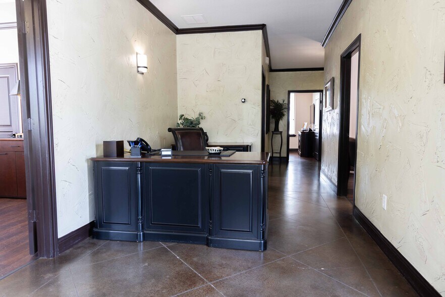 More Photos Of 560 N Walnut Creek Dr, Mansfield Office For Lease