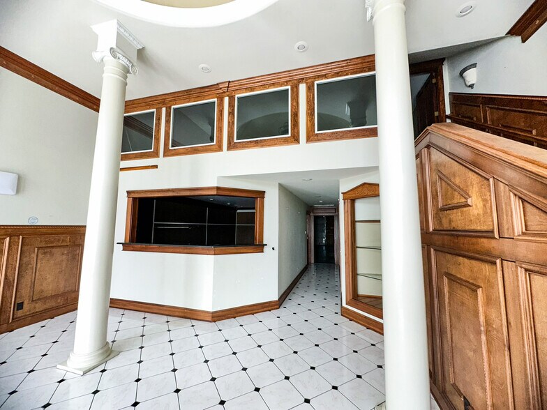 More Photos Of 220 E Main St, Gentry Storefront Retail Office For Lease