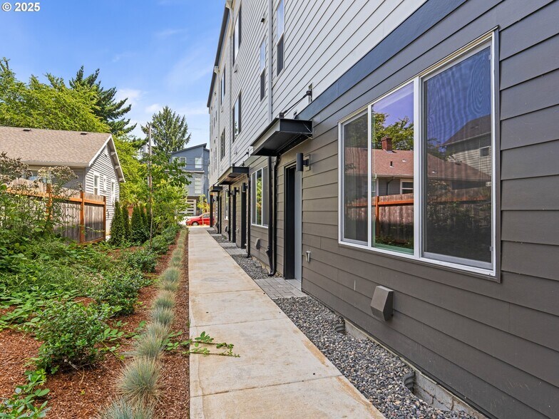 More Photos Of 11 NE 55th Ave, Portland Apartments For Sale