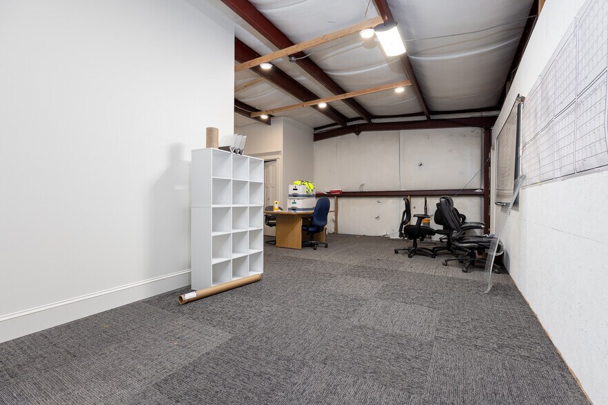More Photos Of 1050 W Innovation Dr, Kearney Warehouse For Sale