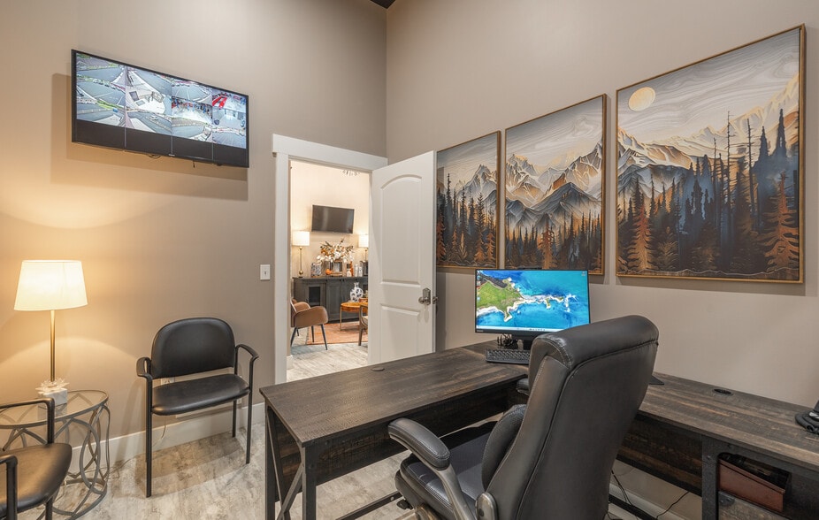 More Photos Of 1008 E Main St, Linn Auto Dealership For Sale