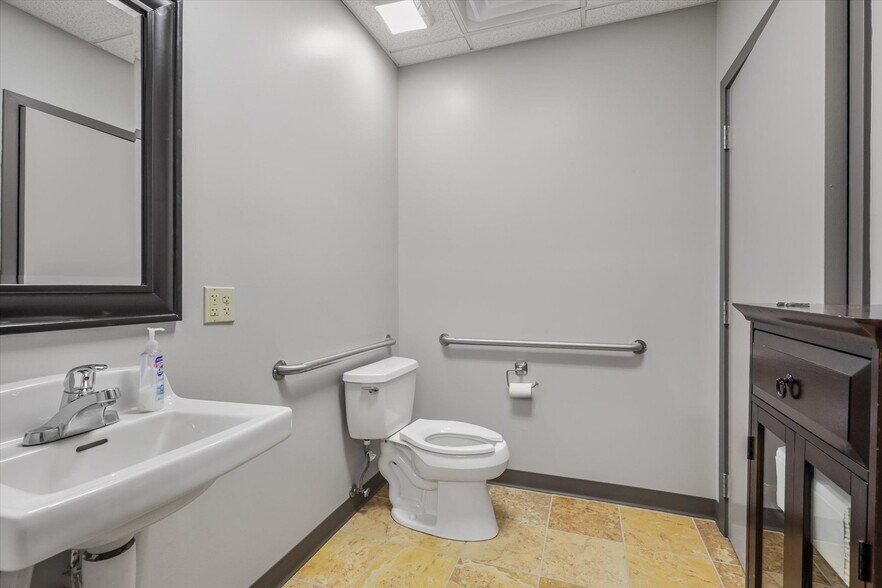 More Photos Of 1589 Metropolitan Blvd, Tallahassee Office For Lease