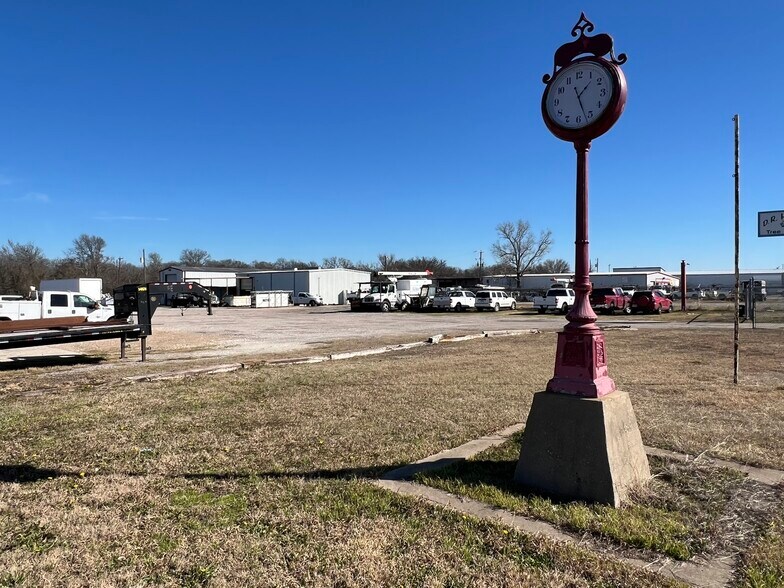More Photos Of 3226 N Main St, Cleburne Warehouse For Lease