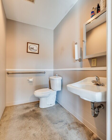 More Photos Of 710 Volunteer Pky, Bristol Storefront Retail Office For Sale