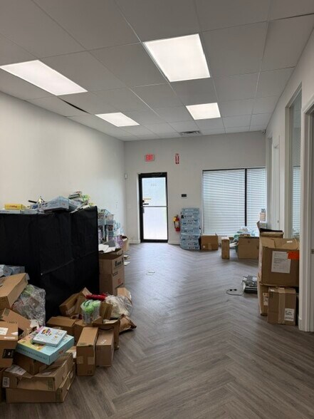 More Photos Of 28835 N Herky Dr, Lake Bluff Warehouse For Lease