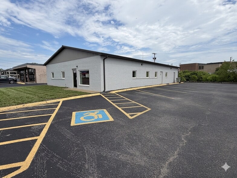 Primary Photo Of 137 W Broadway, Gallatin General Retail For Lease