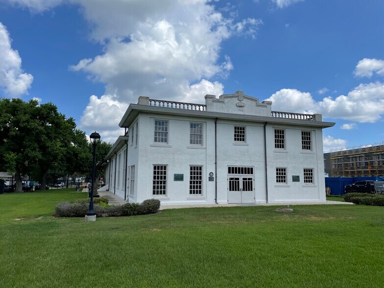 More Photos Of 226 Lakeview Dr, Sugar Land Theater Concert Hall For Sale