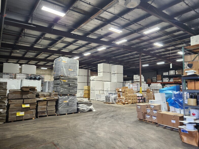 More Photos Of 13555 49th St N, Clearwater Warehouse For Lease