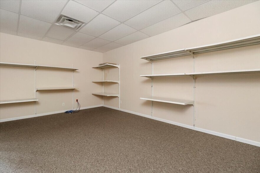 More Photos Of 1006 B Nettleton Ave, Thayer Office For Sale