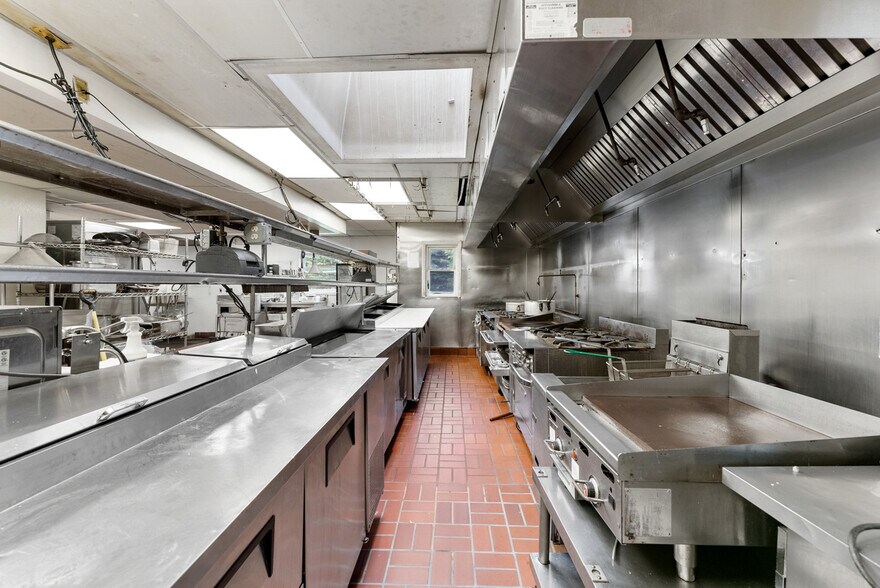 More Photos Of 135 Cooper St, Agawam Specialty For Sale