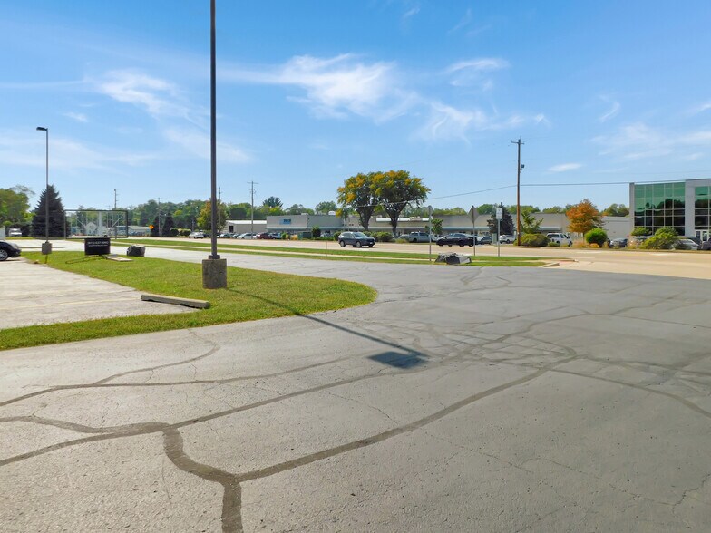 More Photos Of 769 N Blackhawk Blvd, Rockton Office For Lease