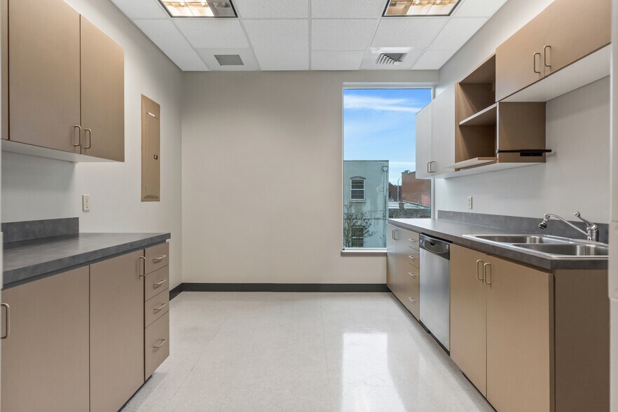 More Photos Of 201 Ferry St SE, Salem Office For Lease