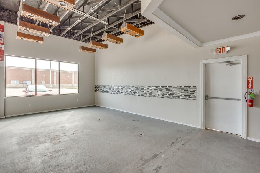 More Photos Of 1333-1337 N Plaza Dr, Granbury Storefront Retail Office For Sale