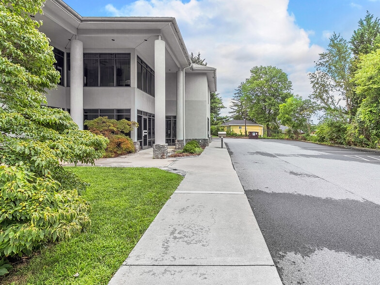 More Photos Of 902 Fleming St, Hendersonville Medical For Lease