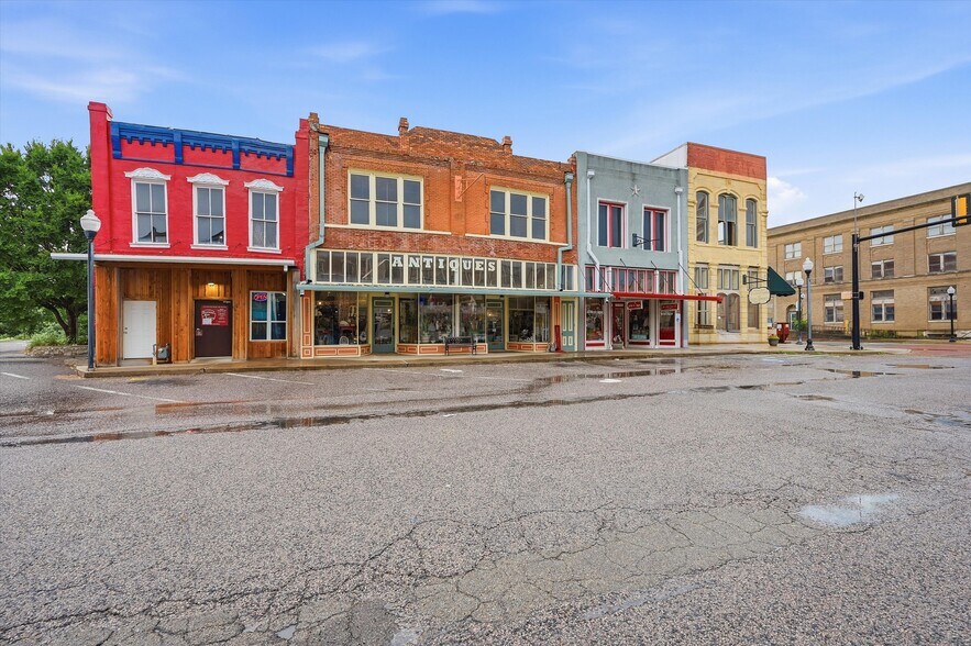 More Photos Of 321 N Main St, Bonham General Retail For Sale