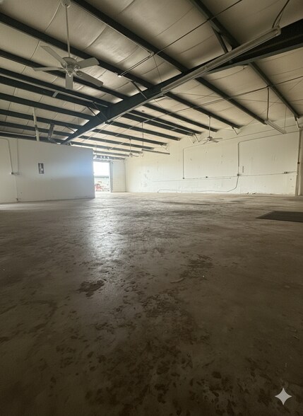 More Photos Of 1495 Seminola Blvd, Casselberry Warehouse For Lease