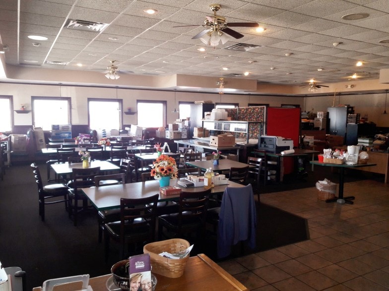 More Photos Of 210 N Lewis Ave, Oglesby Restaurant For Lease