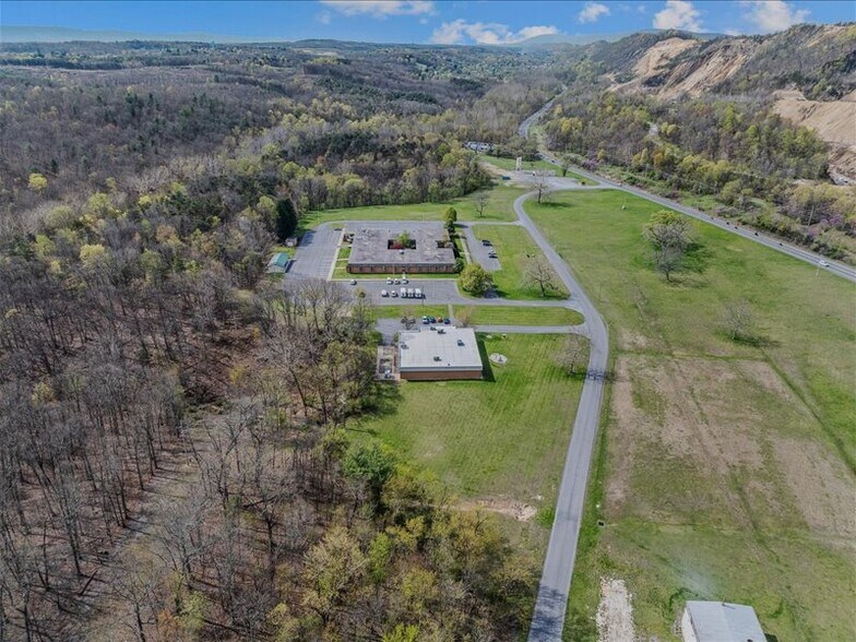 More Photos Of 204 Sand Mine Rd, Berkeley Springs Flex For Sale