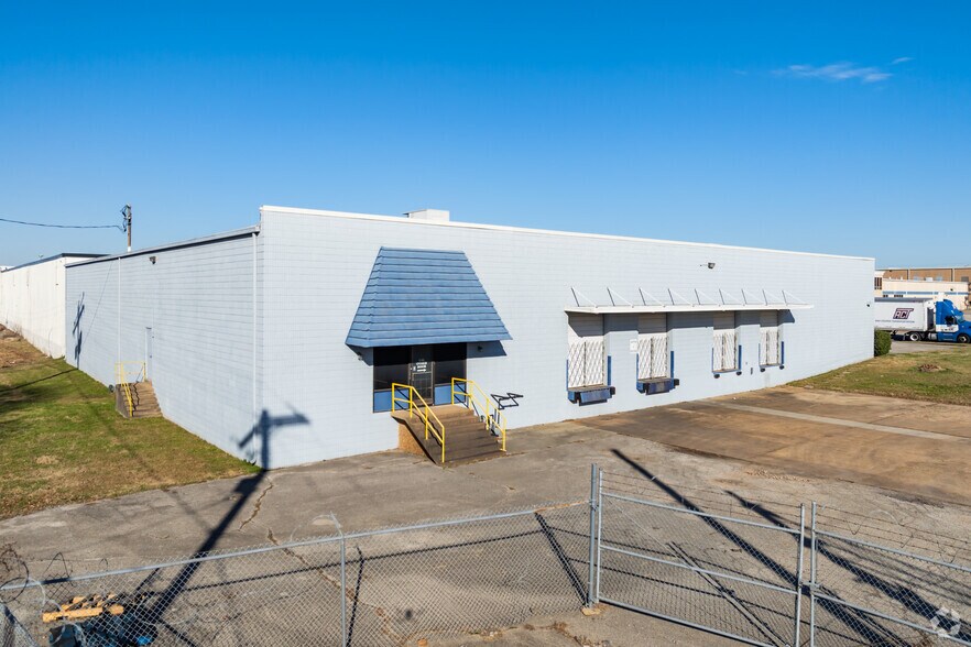 More Photos Of 3817 Air Park St, Memphis Warehouse For Sale