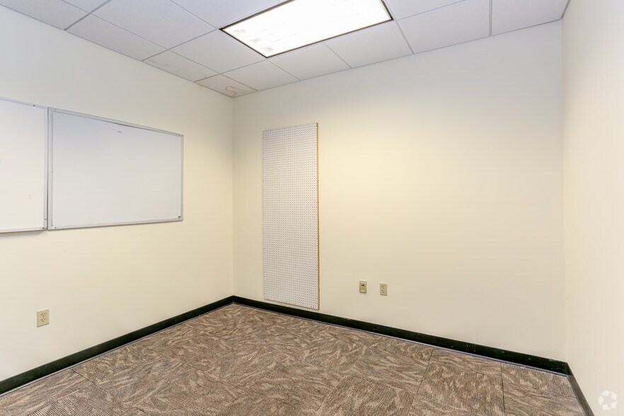 More Photos Of 2537 Daniels St, Madison Office For Lease