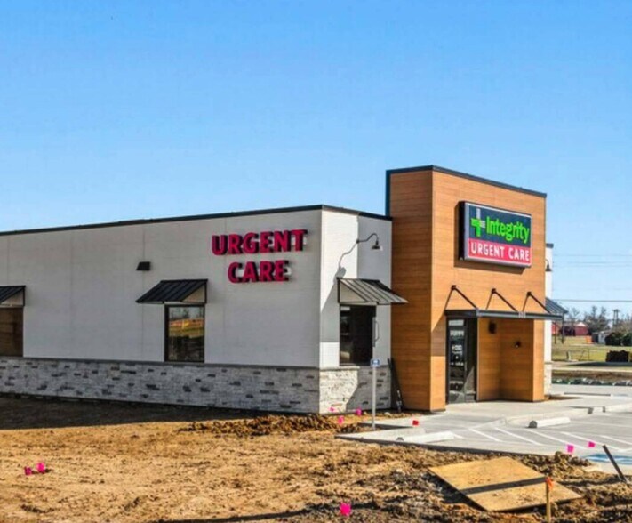 More Photos Of 618 W US Highway 79, Rockdale Freestanding For Sale